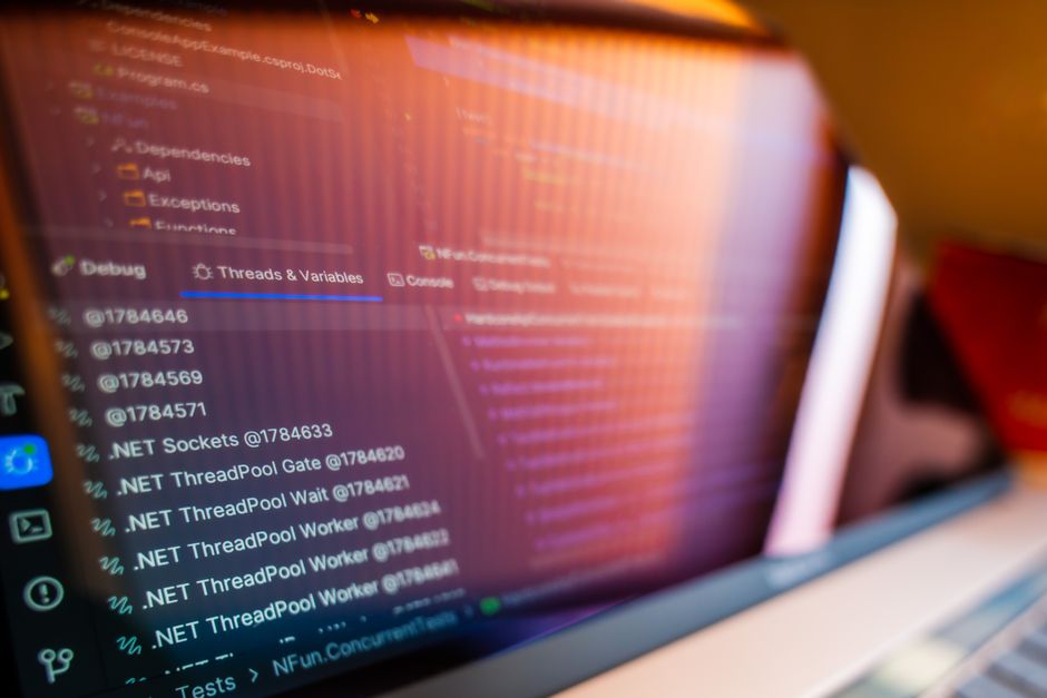 Online-Programmierkurse in kleinen Gruppen: Lernende mit Lehrkraft im Live-Unterricht