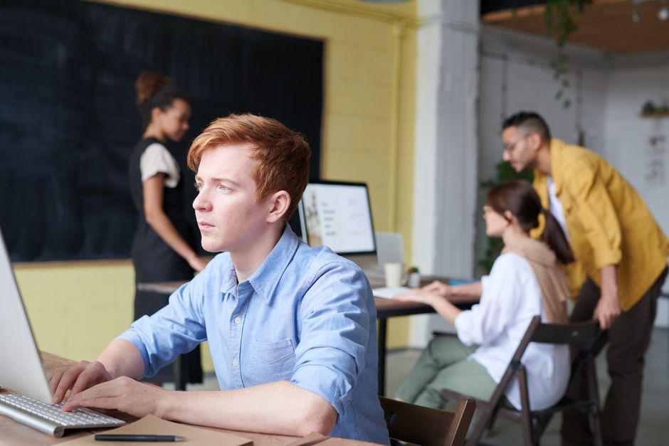 Lehrkraft zeigt Code und erklärt Schritte in einem Online-Kurs