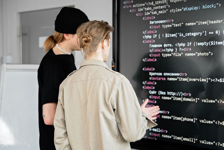 Gemeinsames Arbeiten an Aufgaben während eines Programmierkurses