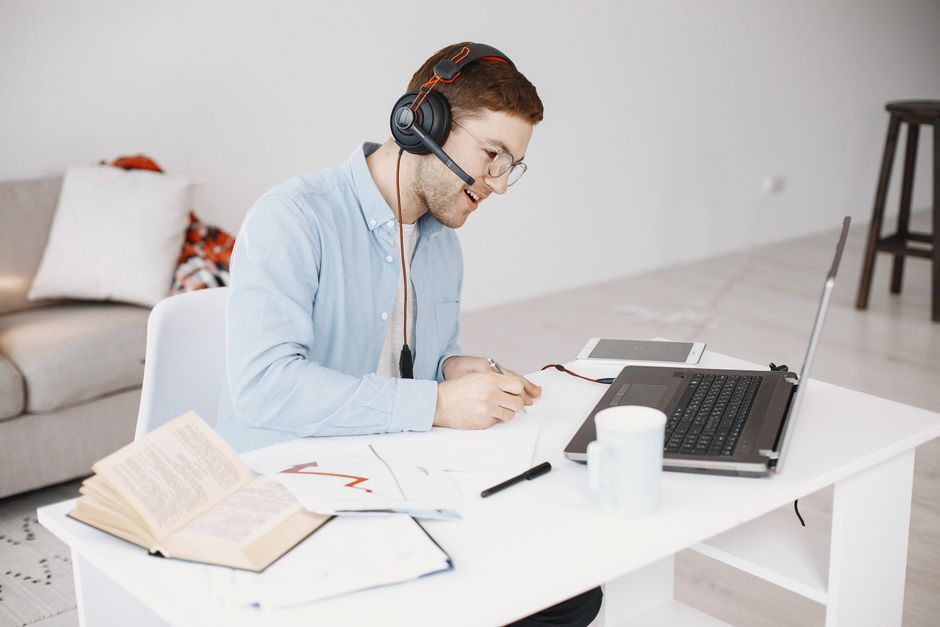 Teilnehmerin im Online-Unterricht während einer Kursbesprechung