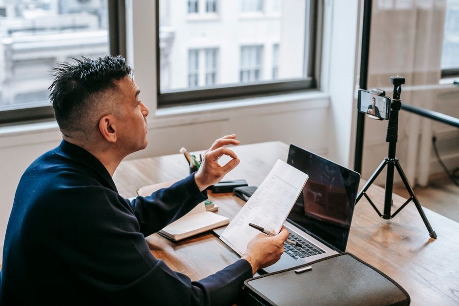 Online-Programmierkurse: Lehrkraft und Teilnehmende arbeiten gemeinsam an Aufgaben