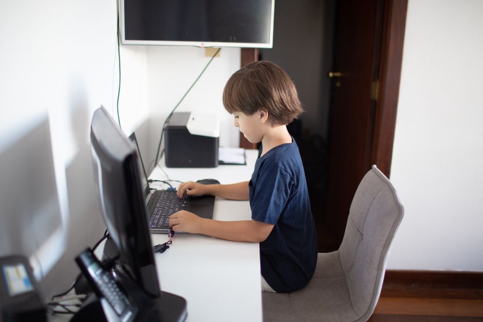 Teilnehmende Person während eines Online-Kurses