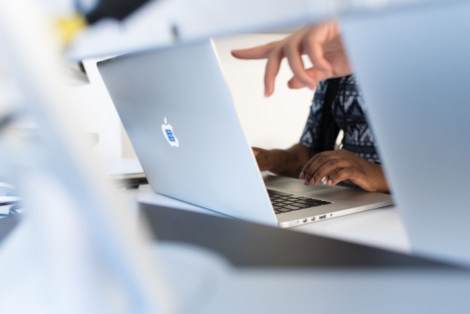 Team bei Ontrixolis während eines Online-Programmierkurses